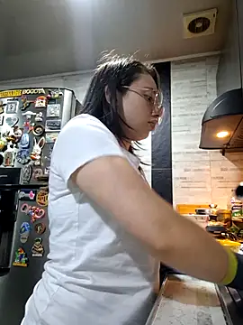 Snapshot of linda-schmidt chatting on April 20, 2:03 am linda-schmidt online show from April 20, 2:03 am