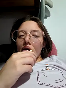 Snapshot of linda-schmidt chatting on June 11, 3:26 am linda-schmidt online show from June 11, 3:26 am