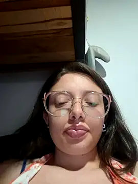 Snapshot of linda-schmidt chatting on June 14, 2:24 am linda-schmidt online show from June 14, 2:24 am