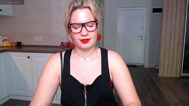 HotTiffani online show from September 24, 9:45 am