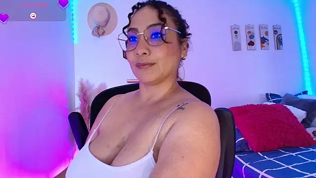 JuliRamirez online show from December 2, 9:50 pm