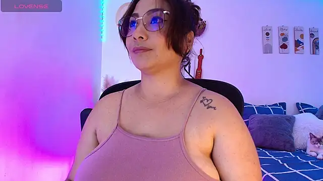 JuliRamirez online show from December 7, 3:52 pm