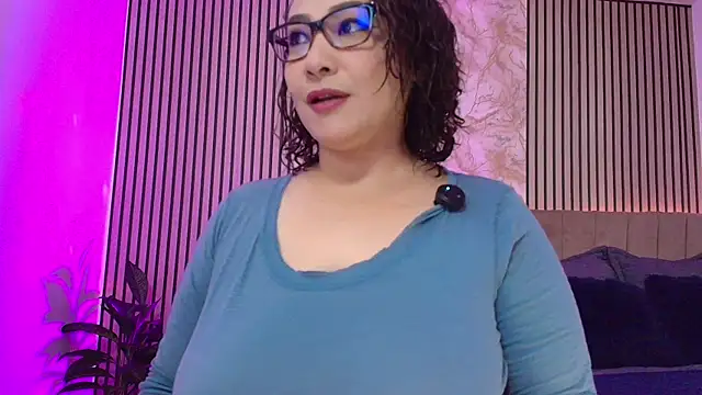 JuliRamirez online show from March 20, 11:59 am