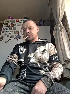 Snapshot of DanielOhCool chatting on March 4, 6:30 am DanielOhCool online show from March 4, 6:30 am