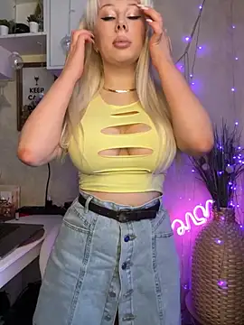 LaraHollywood online show from March 5, 7:59 am