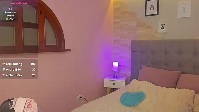  Abril W online show from February 2, 10:39 pm