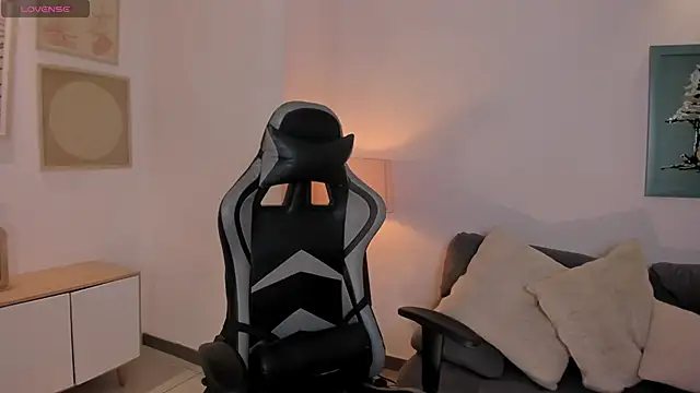 EllaClark online show from November 1, 6:10 pm