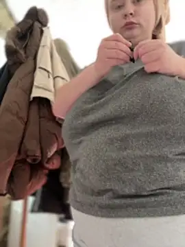 Snapshot of Model9798 chatting on March 26, 8:09 am Model9798 online show from March 26, 8:09 am