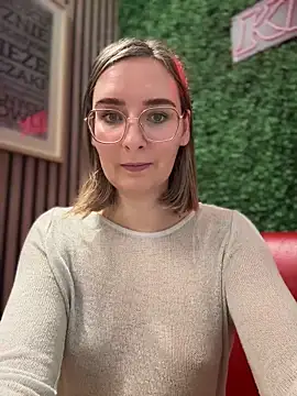 Snapshot of The_Snowwhitee chatting on December 20, 7:17 pm The Snowwhitee online show from December 20, 7:17 pm