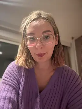 Snapshot of The_Snowwhitee chatting on December 28, 5:57 pm The Snowwhitee online show from December 28, 5:57 pm