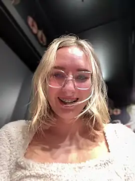 Snapshot of The_Snowwhitee chatting on January 1, 7:10 pm The Snowwhitee online show from January 1, 7:10 pm