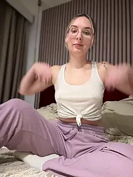 Snapshot of The_Snowwhitee chatting on January 4, 4:00 pm The Snowwhitee online show from January 4, 4:00 pm