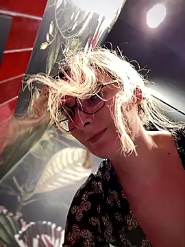 Snapshot of The_Snowwhitee chatting on January 5, 9:15 am The Snowwhitee online show from January 5, 9:15 am