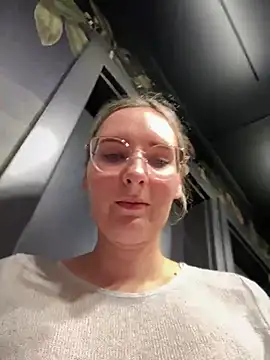 Snapshot of The_Snowwhitee chatting on January 10, 7:43 pm The Snowwhitee online show from January 10, 7:43 pm