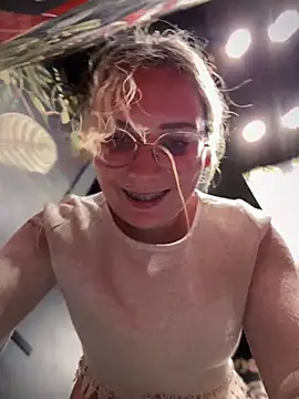 Snapshot of The_Snowwhitee chatting on January 10, 10:46 pm The Snowwhitee online show from January 10, 10:46 pm