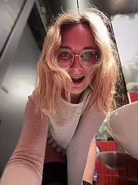 Snapshot of The_Snowwhitee chatting on February 3, 10:11 pm The Snowwhitee online show from February 3, 10:11 pm