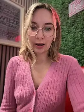 Snapshot of The_Snowwhitee chatting on February 9, 9:16 am The Snowwhitee online show from February 9, 9:16 am