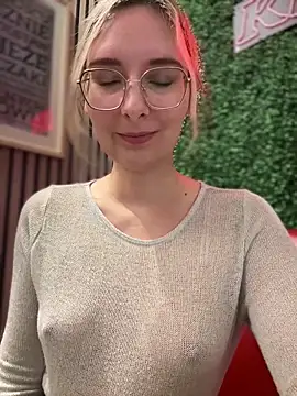 Snapshot of The_Snowwhitee chatting on February 15, 9:16 am The Snowwhitee online show from February 15, 9:16 am