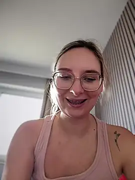 Snapshot of The_Snowwhitee chatting on February 15, 12:54 pm The Snowwhitee online show from February 15, 12:54 pm