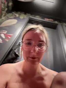 Snapshot of The_Snowwhitee chatting on February 18, 10:25 pm The Snowwhitee online show from February 18, 10:25 pm