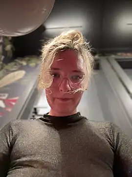 Snapshot of The_Snowwhitee chatting on February 19, 10:20 pm The Snowwhitee online show from February 19, 10:20 pm