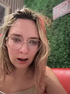 Snapshot of The_Snowwhitee chatting on February 23, 12:37 pm The Snowwhitee online show from February 23, 12:37 pm