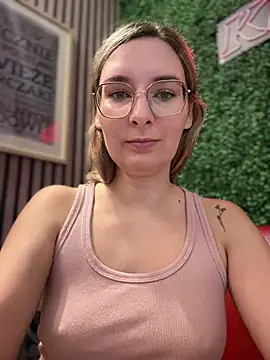 Snapshot of The_Snowwhitee chatting on March 10, 9:21 am The Snowwhitee online show from March 10, 9:21 am