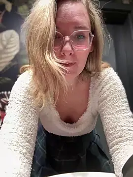 Snapshot of The_Snowwhitee chatting on March 15, 9:05 pm The Snowwhitee online show from March 15, 9:05 pm