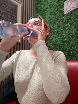 Snapshot of The_Snowwhitee chatting on March 18, 7:10 pm The Snowwhitee online show from March 18, 7:10 pm