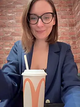 Snapshot of The_Snowwhitee chatting on November 20, 9:14 pm The Snowwhitee online show from November 20, 9:14 pm