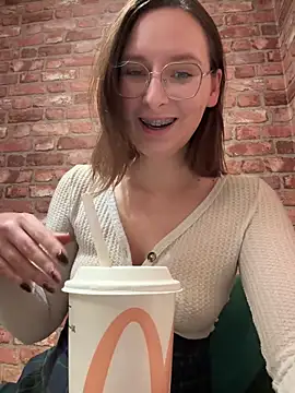 Snapshot of The_Snowwhitee chatting on November 22, 9:14 pm The Snowwhitee online show from November 22, 9:14 pm