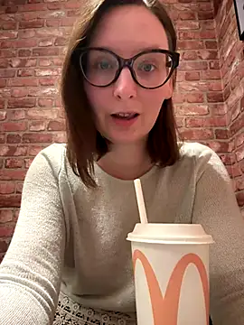 Snapshot of The_Snowwhitee chatting on December 16, 8:47 pm The Snowwhitee online show from December 16, 8:47 pm