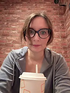 Snapshot of The_Snowwhitee chatting on December 22, 9:12 pm The Snowwhitee online show from December 22, 9:12 pm