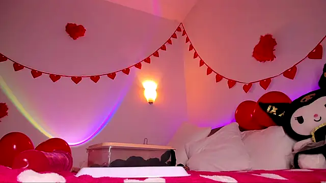 Snapshot of LizaLoveness chatting on February 15, 4:14 am LizaLoveness online show from February 15, 4:14 am