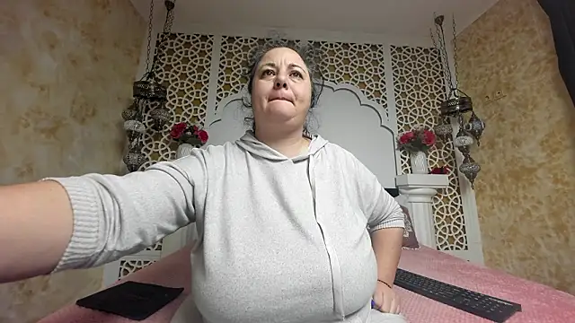 Snapshot of AleshaArabian chatting on February 12, 4:51 am AleshaArabian online show from February 12, 4:51 am