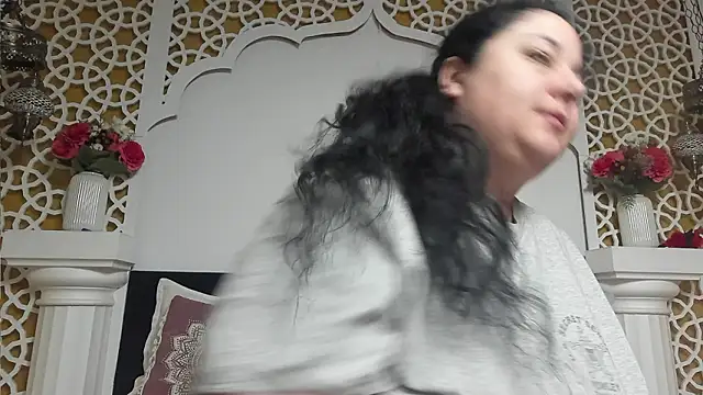 Snapshot of AleshaArabian chatting on February 16, 5:03 am AleshaArabian online show from February 16, 5:03 am