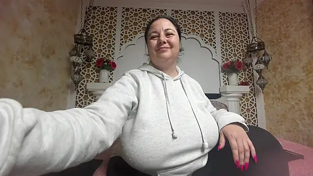 Snapshot of AleshaArabian chatting on February 18, 5:36 am AleshaArabian online show from February 18, 5:36 am