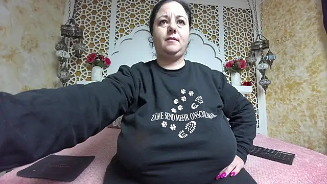 Snapshot of AleshaArabian chatting on February 24, 5:05 am AleshaArabian online show from February 24, 5:05 am