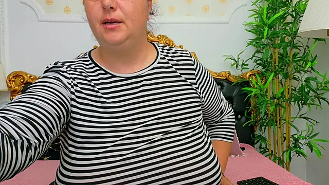 Snapshot of AleshaArabian chatting on May 13, 3:37 am AleshaArabian online show from May 13, 3:37 am