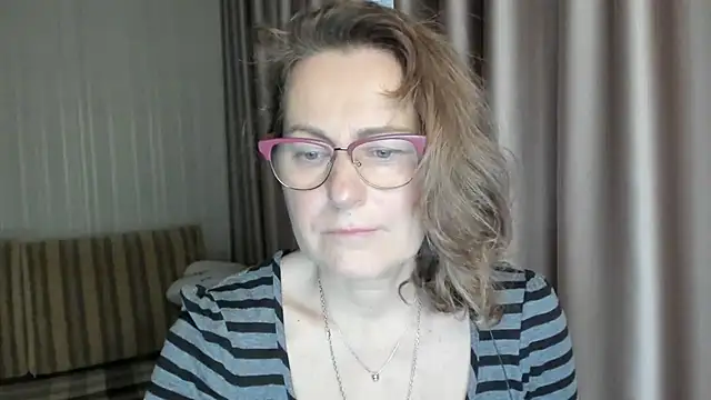 lauraoven online show from December 23, 8:00 am