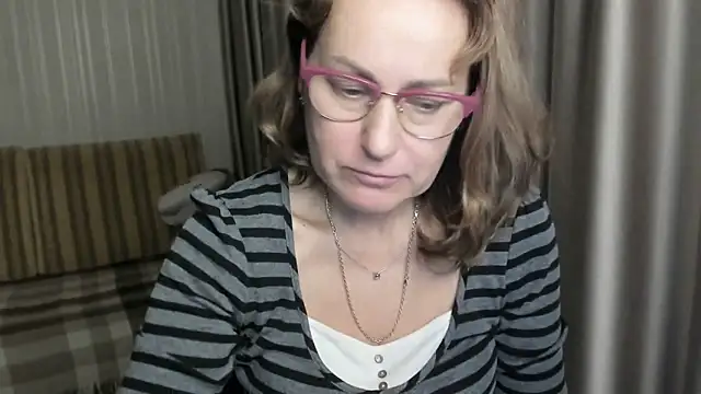 lauraoven online show from December 26, 5:30 pm