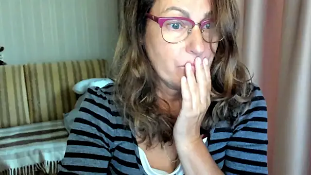 Snapshot of lauraoven chatting on October 2, 9:16 am lauraoven online show from October 2, 9:16 am