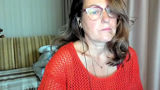 Snapshot of lauraoven chatting on October 3, 6:54 am lauraoven online show from October 3, 6:54 am