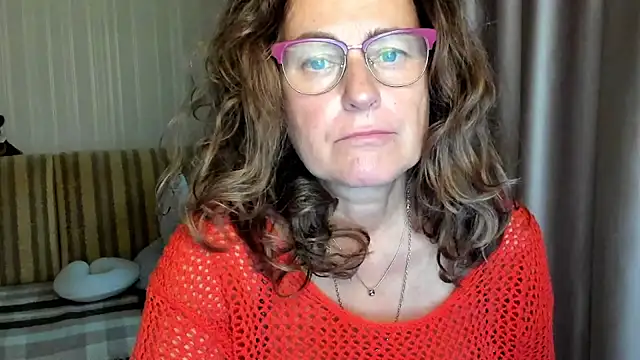 Snapshot of lauraoven chatting on October 6, 1:41 pm lauraoven online show from October 6, 1:41 pm