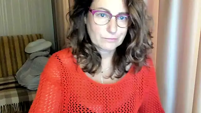 Snapshot of lauraoven chatting on October 9, 7:06 am lauraoven online show from October 9, 7:06 am