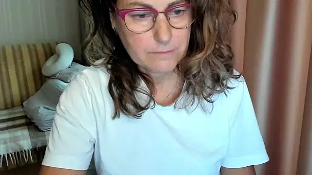 Snapshot of lauraoven chatting on October 10, 7:40 am lauraoven online show from October 10, 7:40 am