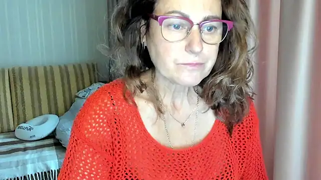 Snapshot of lauraoven chatting on October 13, 9:20 am lauraoven online show from October 13, 9:20 am