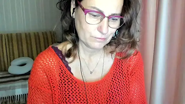 Snapshot of lauraoven chatting on October 15, 6:57 am lauraoven online show from October 15, 6:57 am