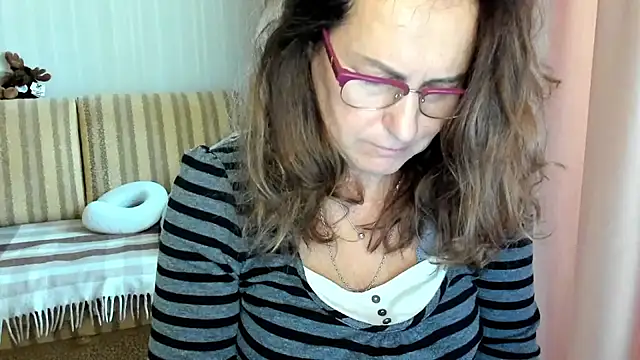 Snapshot of lauraoven chatting on October 17, 7:11 am lauraoven online show from October 17, 7:11 am