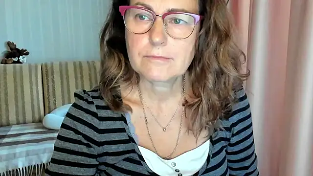 Snapshot of lauraoven chatting on October 18, 8:15 am lauraoven online show from October 18, 8:15 am